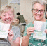 拿到贴着5年有效期《外国人居留许可》的护照，外教Janet（右）和同事Kim开心不已。 - 新浪