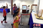 “青蓝门径·福建青年艺术家雕刻作品展”在福州福建省海峡民间艺术馆展出，吸引观众观展。记者刘可耕 摄 - 福建新闻