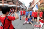 青少年营员们在漳州古城留下精美瞬间。 张金川 摄 - 福建新闻
