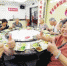 福州晋安区茶园街道开设养老助餐食堂，受到老人点赞。林静 摄 - 福建新闻