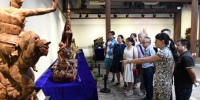 8月21日，“红色记忆——木根雕艺术作品展”在福州福建省海峡民间艺术馆开展。　记者刘可耕 摄 - 福建新闻