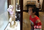 一名女童专注观看参展作品。记者 刘可耕 摄 - 福建新闻