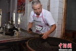 57岁的杨石生依照古法技艺，制作武夷清源茶饼。　陈龙山 摄 - 福建新闻