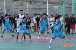 梁诗华（图右）和美术学院的同学们参加校内篮球比赛 受访者供图 - 新浪