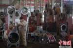 资料图：工人正在检测机械配件。 中新社记者 张云 摄 - 福建新闻
