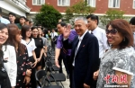 　　菲律宾友好基金会创会主席、福建师范大学董事会副董事长许明良(右二)和留学生打招呼。　吕明 摄 - 福建新闻