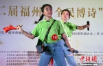 　　二名参赛女选手演绎诗词朗诵《垃圾分类》。　记者刘可耕 摄 - 福建新闻