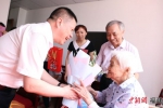 图为林升慰问99岁高龄的老教师，并送上中秋节祝福。林坚 摄.jpg - 福建新闻