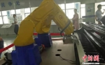 图为宏发股份工厂内，机器人在弹钢琴。 谢艺观 摄 - 福建新闻