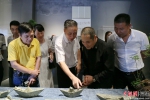 图为中国工艺美术大师潘惊石(右二)正在为观者解析作品。林坚 摄 - 福建新闻