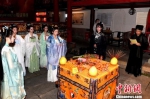 　福州三坊七巷天后宫举行传统中秋拜月仪式。　记者刘可耕 摄 - 福建新闻
