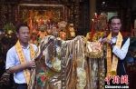 　　台湾妈祖文化国际交流协会向林金赞颁发荣誉理事长聘书并赠送凤袍。高亚成摄 - 福建新闻