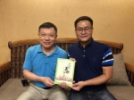 《幸福的革命》由厦门作家王永盛（右）、文国清（左）携手创作 - 新浪