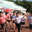 　　在大陆就业的台湾跑友李京机(前排左一)在本届半马接力友谊赛上起跑。　叶秋云 摄 - 福建新闻