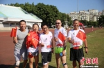 　9月22日，150位来自两岸的跑者在福建省福州市金山文体田径场内挥舞着小红旗，一同唱响《我和我的祖国》。　叶秋云 摄 - 福建新闻