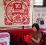 　　山西民间艺术大师王守萍创作大型中国剪纸《龙腾盛世》，表达对祖国母亲的深情祝福。　杨伏山 摄 - 福建新闻