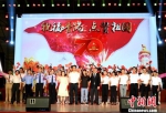 　快闪活动现场，包含紫荆花和福建特色元素的绘图板表达了内地与香港青年心连心、共同祝福祖国之情。　王东明 摄 - 福建新闻
