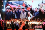 　　福建省青联委员在绘图板前挥舞着国旗，高声合唱《我和我的祖国》。　王东明 摄 - 福建新闻
