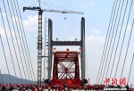 　　图为9月25日，平潭海峡公铁两用大桥举行合龙贯通仪式。　张斌 摄 - 福建新闻
