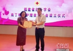 　　福建省红十字会党组书记、常务副会长林圣魁接收李红的捐赠。林颖摄 - 福建新闻