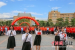 五名学子即兴快闪带动全场一同合唱《我和我的祖国》。刘金鑫 摄 - 福建新闻