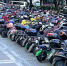 资料图片为：1月16日，福州市民从停车场骑电动车准备出行。 中新社记者 张斌 摄 - 福建新闻