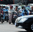 10月10日，福州街头，民众骑着电动自行车出行。中新社记者 张斌 摄 - 福建新闻