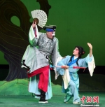 　　福建京剧院二级演员张飞飞(左)剧中饰演徐九经。　记者刘可耕 摄 - 福建新闻