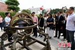 海外华文媒体代表参访海丝钟表博物馆体验钟表文化。　王东明 摄 - 福建新闻