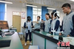 学生们使用VR设备体验高锰酸钾制氧气的实验过程。　林春茵 摄 - 福建新闻