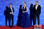 　　10月15日，张静初(中)亮相第六届丝绸之路国际电影节。　吕明 摄 - 福建新闻