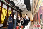 　　海外华文媒体代表走进片仔癀博物馆，体验中国中医药文化。王东明摄 张金川 摄 - 福建新闻
