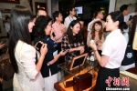 　　海外华文媒体代表参访片仔癀博物馆，感受中华老字号的魅力。王东明摄 张金川 摄 - 福建新闻