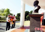　　集大师生代表向陈嘉庚先生铜像敬献花篮。供图 - 福建新闻