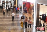 资料图：商场内的顾客来来往往。 中新社记者 陈超 摄 - 福建新闻