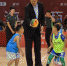 图为10月25日晚，中国篮球协会主席姚明为少儿篮球表演赛开球。当日，2019年海峡两岸大学生篮球赛在福建福州开赛，共有16支大学生球队参与本次比赛。　张斌 摄 - 福建新闻