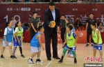 图为10月25日晚，中国篮球协会主席姚明为少儿篮球表演赛开球。当日，2019年海峡两岸大学生篮球赛在福建福州开赛，共有16支大学生球队参与本次比赛。　张斌 摄 - 福建新闻
