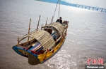 图为连家渔船下水。　吕雷 摄 - 福建新闻