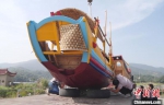 图为试航完成后连家渔船装车运往深圳参展第13届中国杯帆船赛。　吕雷 摄 - 福建新闻