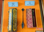 　　张国天收藏的青铜筷与玉簪筷。　彭莉芳 摄 - 福建新闻