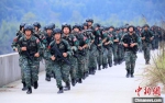 组织特战官兵20公里武装奔袭。　龙涛 摄 - 福建新闻