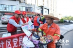 倡导文明出行 福州近千名志愿者走街串巷送服务 - 新浪