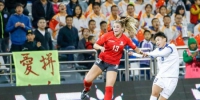 国际大体联足球世界杯女子组半决赛，北京师范大学队对阵加拿大渥太华大学队。　钟欣 摄 - 福建新闻