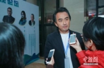 　　台湾知名导演蔡岳勋在海峡两岸电视论坛上接受媒体采访。徐晨 摄 - 福建新闻