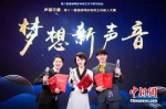 　　来自北京的胡芮(中)成功夺冠。台湾选手颜定瀚(左一)、苏子朋(右一)分获第二、第三名。徐晨摄 - 福建新闻