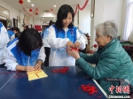 护理学院的志愿者们陪公寓老人玩游戏。供图 - 福建新闻