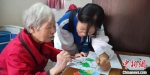 护理学院的志愿者们陪公寓老人绘画。供图 - 福建新闻
