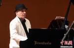 音乐会上，波兰艺术圈交响乐队领队、钢琴演奏家沃伊切赫·康尼科维奇担任钢琴演奏。　记者刘可耕 摄 - 福建新闻