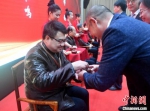 中医药学者向老师奉敬礼茶。　吕明 摄 - 福建新闻