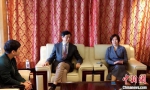 美国威斯康辛大学医学院教授蒋家琪(中)和庄佩耘教授(右)接受记者采访。　杨伏山 摄 - 福建新闻
